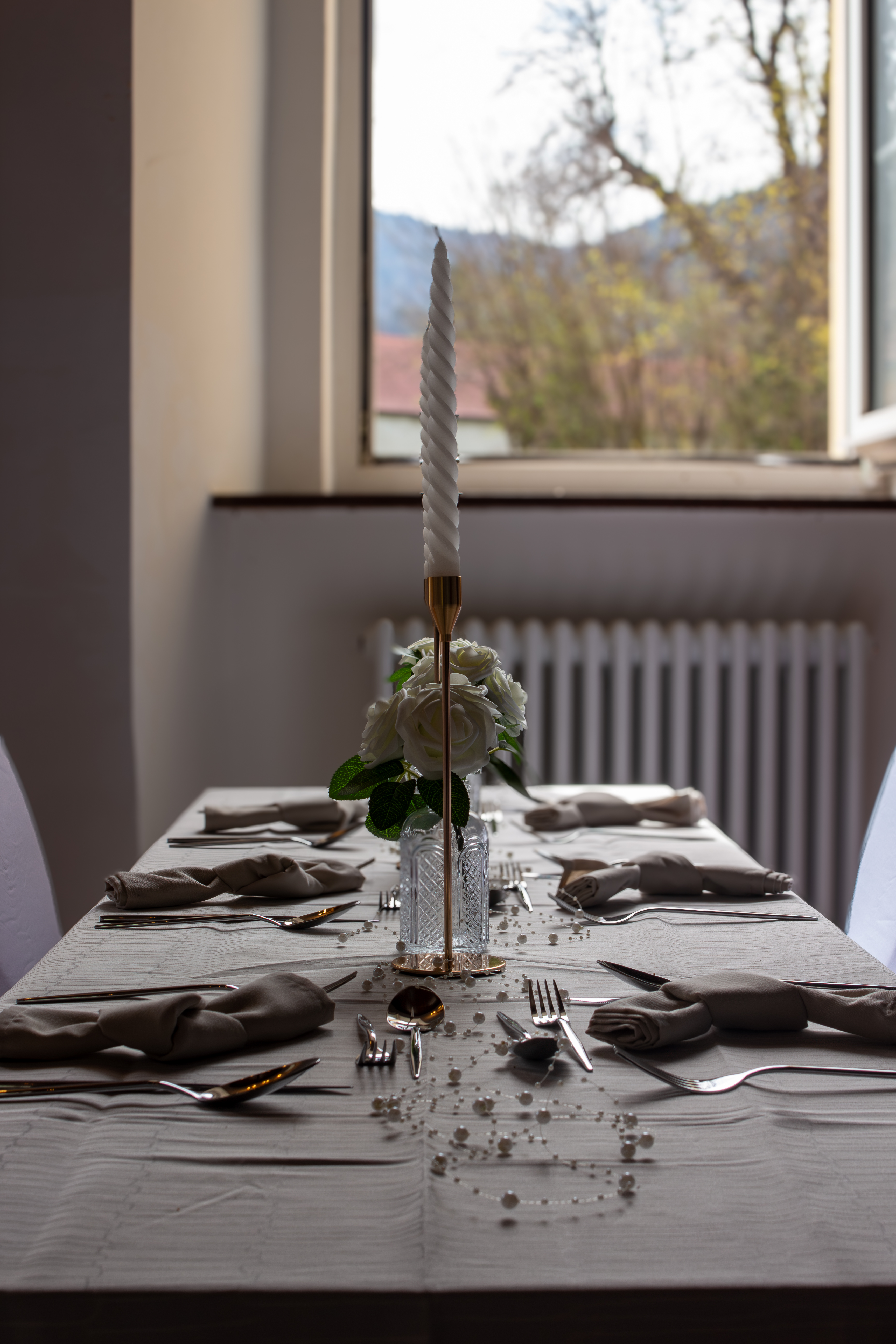 Hochformat Detail einer gedeckten Hochzeitstafel